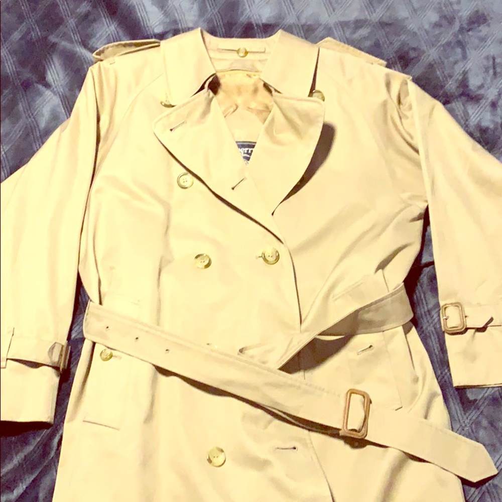 100% authentic Burberry Trench coat tan